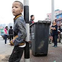 Didera Kemiskinan, Ayah Melelang Putranya!