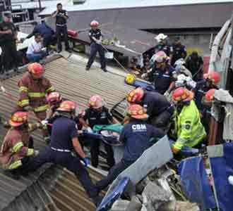 Pesawat Tabrak Pabrik, 3 Orang Tewas