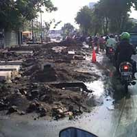 Pembangunan Gorong-gorong Bikin Jalan Gubeng Macet