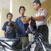 Demi Miras, Dua Pelajar Njambret