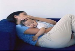 Jangan Gendong Bayi Sambil Tiduran di Sofa