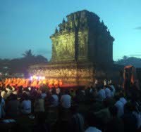 Peringati Waisak, Ribuan Umat Buddha Meditasi Bersama di Candi Mendut 