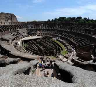 Melihat Colosseum Roma