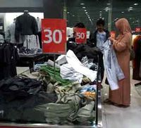 Warga Serbu Pusat Perbelanjaan