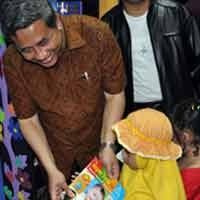 Mendiknas Resmikan Taman Baca di Mall