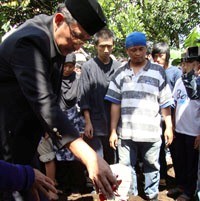 Bupati Bandung Barat Beri Santunan Rp 1 Juta per Orang