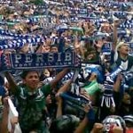 Hujan Tak Surutkan Langkah Bobotoh Serbu Siliwangi