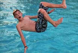 Uups, Jangan Salah Loncat di Kolam Renang