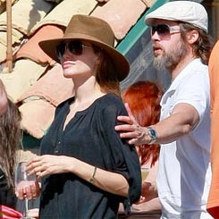 Usai Syuting The Tourist, Jolie-Pitt Mesra di Pantai