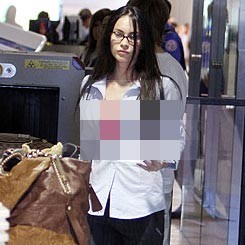 Megan Fox Pamer Bra di Bandara