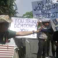 Puluhan Wartawan Surabaya Demo Konjen AS 