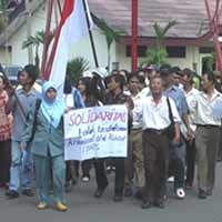 Dukung Rektor, Puluhan Karyawan dan Dosen Ngelurug Polda