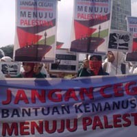 Pendemo Salat Zuhur & Gaib di Bundaran HI