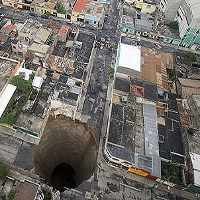 Lubang Raksasa Menganga di Tengah Kota!