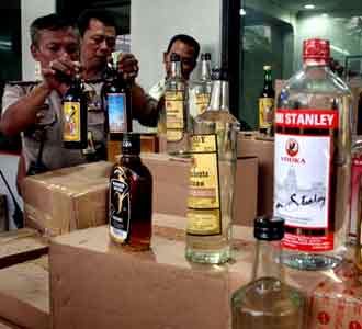 Polisi Amankan Ribuan Botol Miras