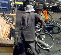 Mengais Rejeki di TKP Kerusuhan
