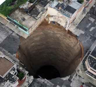 Kawah Besar di Tengah Kota