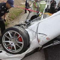 Porsche Tabrakan Terbelah Dua