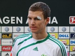 Dzeko Dipastikan Bertahan