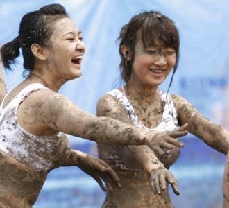 Main Bola atau Lumpur?