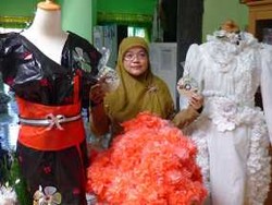 Menyulap Kantong Sampah Bekas Menjadi Gaun Pengantin