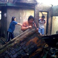 Kunjungi Korban Kebakaran, Foke Dikerubuti Anak-anak