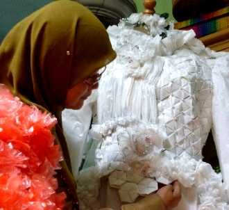 Sampah Disulap Jadi Gaun Pengantin