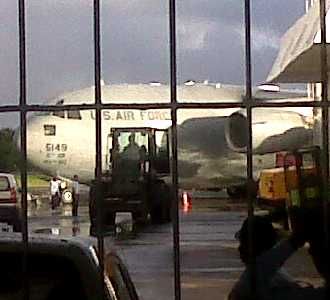 Pesawat Logistik Obama Mendarat di Bali Pesawat Logistik Obama Mendarat di Bali
