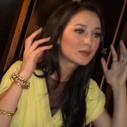 Trik Julie Estelle Kalau Lagi Bad Hair Day