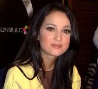 Rambut Panjang Julie Estelle