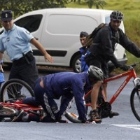 Asyik Bersepeda, Anelka Terjatuh