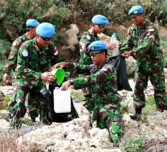 Kontingen Garuda Bersih-bersih Pantai