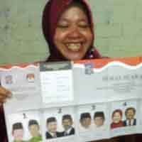 Risma Didampingi Suami Nyoblos di TPS 01