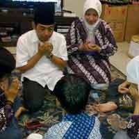 Sebelum Nyoblos, Arif Ajak Keluarganya Doa Bersama