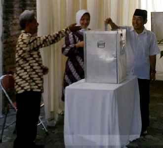 Arif Afandi Nyoblos di TPS 21