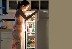 Kenapa Ngemil di Malam Hari Bikin Gigi Cepat Rusak?