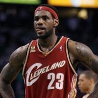 LeBron Isyaratkan Bertahan