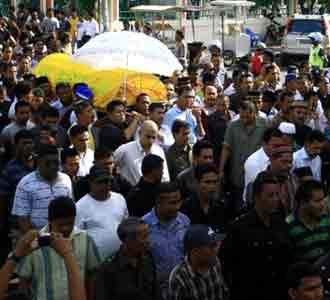 Mengusung Jenazah Hasan Tiro Mengusung Jenazah Hasan Tiro