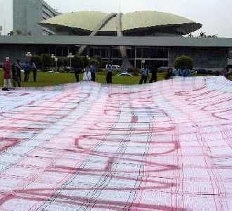Aktivis Peduli PRT Bentangkan Serbet Raksasa Aktivis Peduli PRT Bentangkan Serbet Raksasa