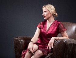 Pakai Baju Merah Dan Buat Pria Terpana!