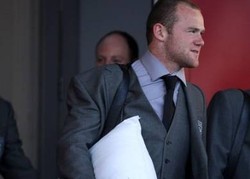 Rooney Bawa Bantal ke Afsel