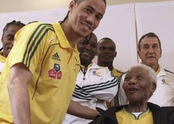 Mandela Akan Hadiri Pembukaan dan Final