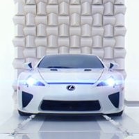 Raungan Knalpot Lexus LFA Pecahkan Gelas
