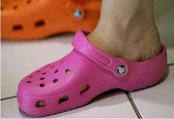 Bocah Selamat dari Sengatan Listrik Berkat Crocs