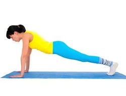 Kencangkan Payudara dengan Push Ups