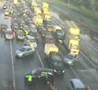 Petugas Mulai Sedot Air di Tol Bintaro 