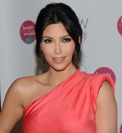 Kim Kardashian Dikabarkan Geser Angelina Jolie di Tomb Raider