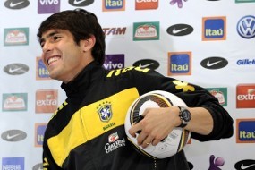 Diserahi Si Bulat, Kaka Langsung Mengecup