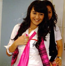 Shireen Sungkar Ziarah ke Makam Ainun Habibie