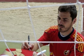 Casillas Ragukan Kiper Inggris